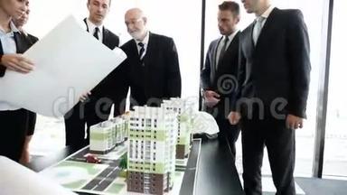 建筑师和投资者看房子模型