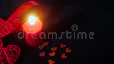 红丝带、蜡烛燃烧和木爱的情人<strong>节</strong>礼物