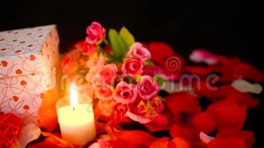 礼品盒、蜡烛燃烧和情人节鲜花的录像
