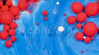 令人惊叹的红色和蓝色<strong>油漆</strong>气泡在油表面。 <strong>油漆</strong>。