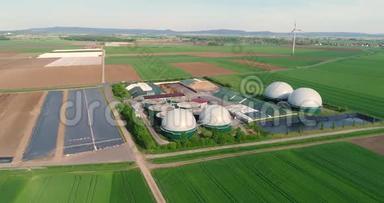 从猪场通过沼气厂的摄像头飞行。 生物质可再生能源。 现代农业欧洲联盟。 空中飞行