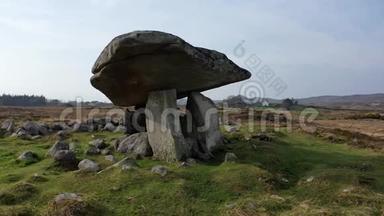 基尔克鲁尼杜门是新石器时代的纪念碑，可追溯到公元前4000年至3000年之间的阿尔达拉和波尔图在多戈尔县