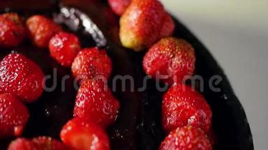 用巧克力和新鲜草莓装饰蛋糕