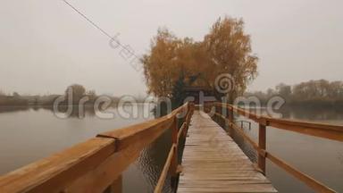在一个秋天雾蒙的早晨，湖中央的<strong>童话屋</strong>