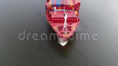 货柜船及拖船抵达费城港的鸟瞰图