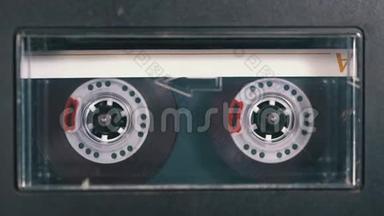 音频磁带被插入到音频磁带录音机播放和旋转的甲板上
