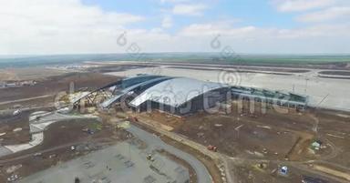 机场带跑道的建设.. 机场跑道鸟瞰成为施工现场.. 工人建造