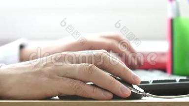一位医生在他的柜子里用<strong>笔记本</strong>电脑工作，然后点击电脑<strong>鼠标</strong>。