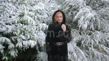 穿着时髦貂皮大衣的年轻美女在冬季公园的背景下