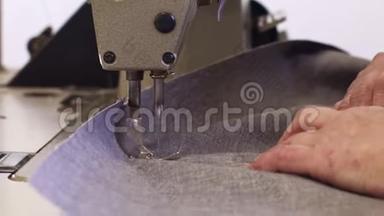 家具厂里一位正在为沙发缝制材料的老妇人的特写镜头