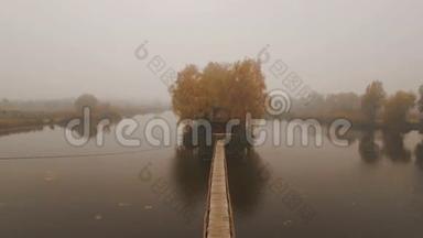 在一个秋天雾蒙的早晨，湖中央的<strong>童话屋</strong>
