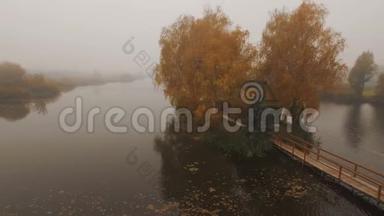 在一个秋天雾蒙的早晨，湖中央的童话屋