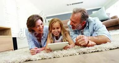 家庭在客厅使用数码平板电脑