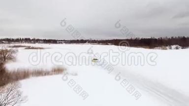 冬天，在雪覆盖的湖面上，<strong>汽车</strong>在结冰的轨道上行驶。 空中观景。 冬季雪地<strong>赛道</strong>上的赛车