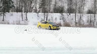 冬天，在雪覆盖的湖面上，<strong>汽车</strong>在结冰的轨道上行驶。 冬季在雪地<strong>赛道</strong>上进行赛车运动。 开车比赛