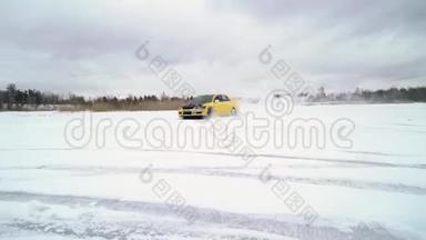 冬天，在雪覆盖的湖面上，<strong>汽车</strong>在结冰的轨道上行驶。 冬季在雪地<strong>赛道</strong>上进行赛车运动。 开车比赛