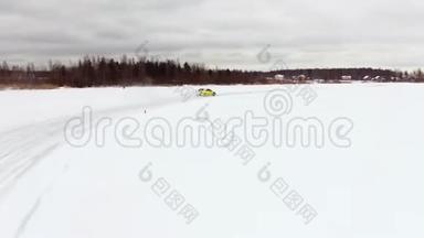 冬天，在雪覆盖的湖面上，汽车在结冰的轨道上行驶。 空中观景。 冬季<strong>雪地</strong>赛道上的<strong>赛车</strong>
