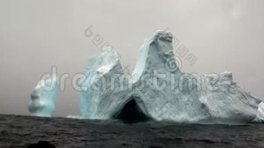 南极洲海洋中的冰山。