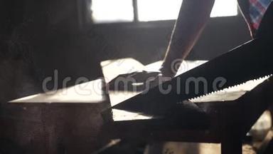 匠心手工与工艺概念慢动作视频.. 木工在车间里锯树，从一个车间里锯阳光