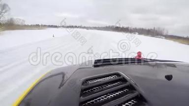 冬天，在雪覆盖的湖面上，汽车在结冰的<strong>轨道</strong>上行驶。 冬季在雪地赛道上进行<strong>赛车</strong>运动。 开车比赛