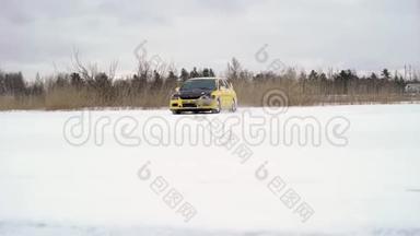 冬天，在雪覆盖的湖面上，汽车在结冰的轨道上行驶。 冬季在雪地赛道上进行赛车运动。 开车比赛