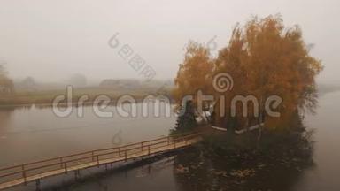 在一个秋天雾蒙的早晨，湖中央的童话屋