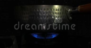 厨房锅下的热量被点燃
