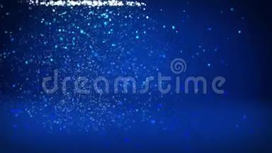 蓝色圣诞树从发光发亮的粒子在左边广角拍摄。 圣诞节背景下的冬季主题
