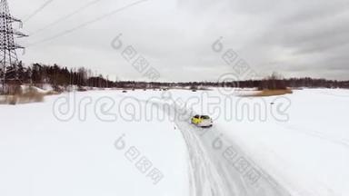 冬天，在雪覆盖的湖面上，<strong>汽车</strong>在结冰的轨道上行驶。 空中观景。 冬季雪地<strong>赛道</strong>上的赛车