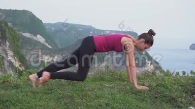 健康活跃的生活方式理念.. 关于自然的女子训练。 晨练体操。