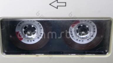 录音带。 老式磁带录音机录音磁带插入其中