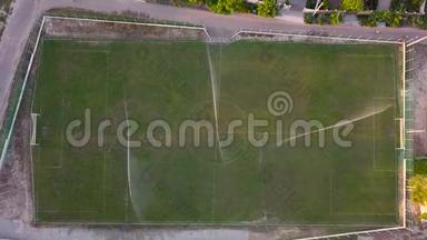 足球场<strong>草坪浇水</strong>的鸟瞰图，俯视图