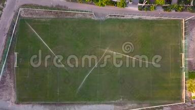 足球场<strong>草坪浇水</strong>的鸟瞰图，俯视图