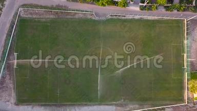 足球场草坪浇水的鸟瞰图，俯视图