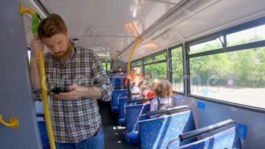 乘坐4k<strong>公交车</strong>时使用手机的男子