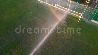 足球场草坪浇水的鸟瞰图