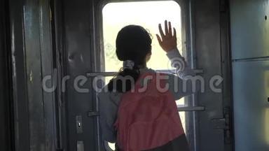 小女孩是一个背包客的生活方式，乘火车旅行。 旅游运输铁路概念。 旅游学校