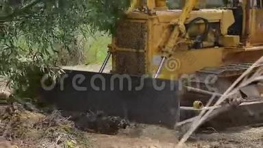 不明身份的工人控制推土机到挖掘机平地机拆除地面