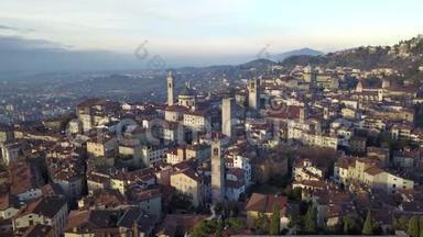 贝加莫，意大利。 无人机鸟瞰古镇.. 市中心景观及其历史建筑