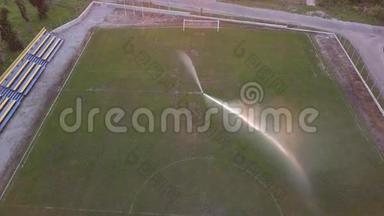 足球场<strong>草坪浇水</strong>的鸟瞰图
