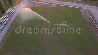 足球场<strong>草坪浇水</strong>的鸟瞰图