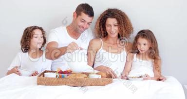 快乐的一家人吃早餐