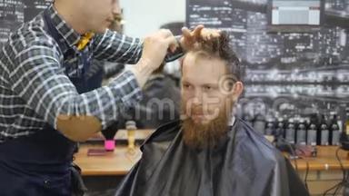 男士美容师。 理发店。 头发护理。 理发师为留胡子的人做发型。 这就是