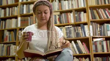 漂亮的女孩在图书馆看书