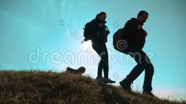 幸福的家庭男女<strong>商务旅行</strong>团队合作步行携手走山上游客的剪影