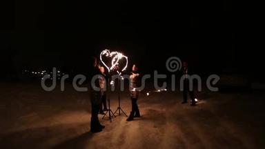 令人惊叹的部落火秀在夜幕下的冬天跳舞。 <strong>舞蹈团</strong>用火炬灯表演