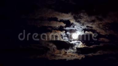 夜晚多云的天空有月亮
