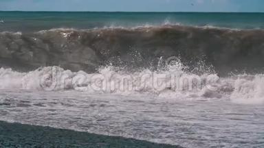 海上风暴。 巨大的波浪在海滩上翻滚和喷射。 慢动作
