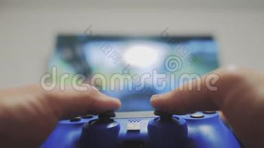 在电视上播放视频控制台。 手握新的操纵杆在电视上播放视频控制台。 游戏玩家的生活方式玩游戏游戏