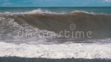 海上风暴。 巨大的波浪在海岸上撞击和喷射。 慢动作